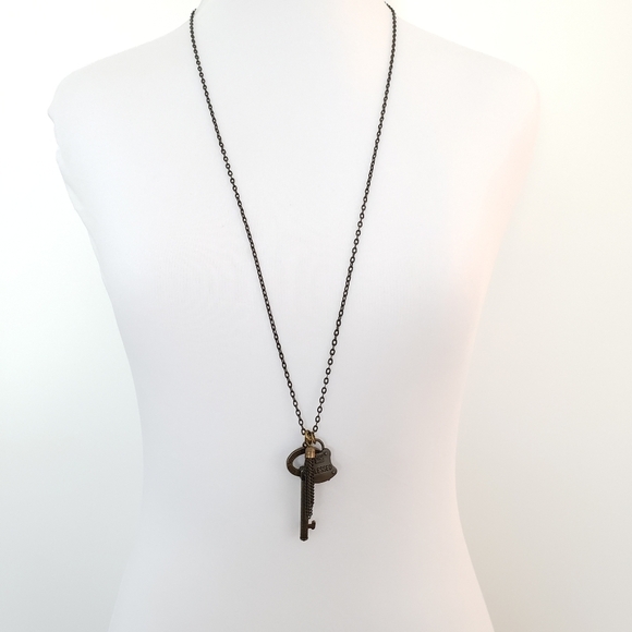 Good Works necklace antique brass - key + tassel + lock pendants layer necklace - Picture 6 of 16